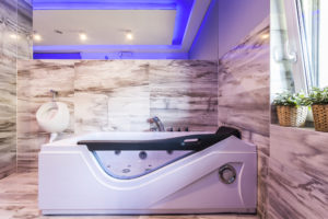 Baignoire balnéo avec éclairage