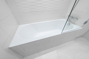 Baignoire d'angle rectangulaire avec paroi