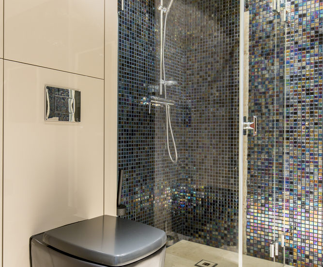 Douche italienne en béton ciré et mosaique