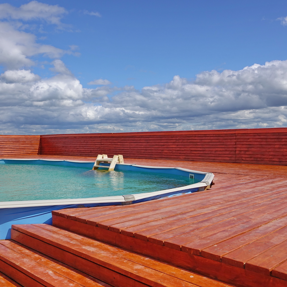 Terrasse d'une piscine semi-enterrée