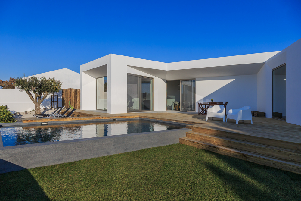 Piscine semi-enterrée en béton