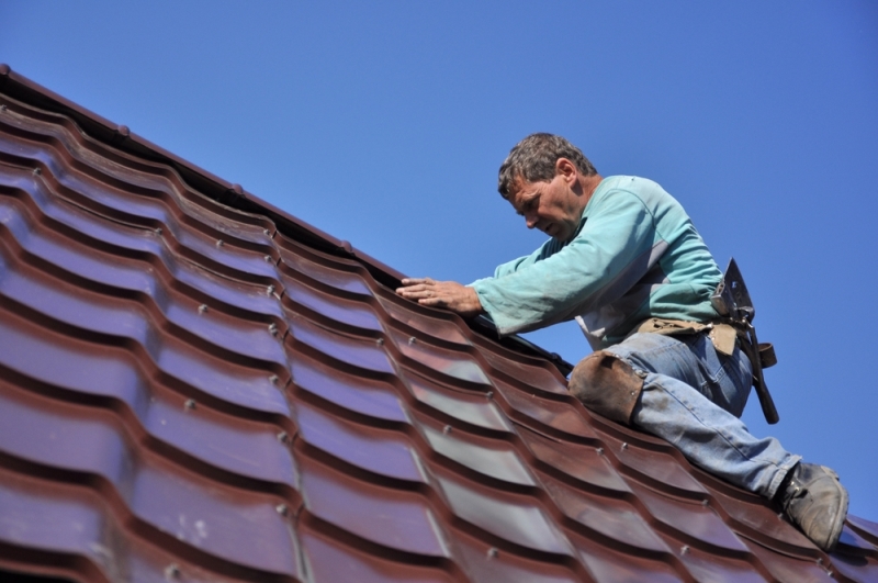 Artisan poseur faitage de toiture