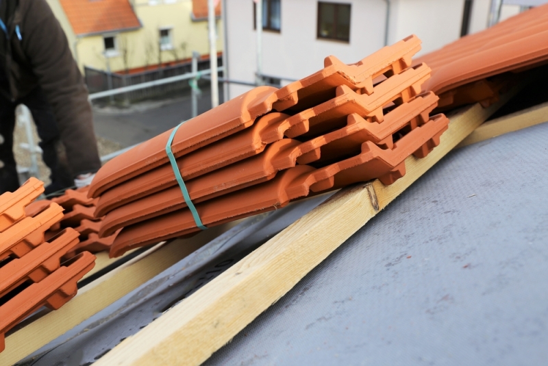 Pose de tuiles mécaniques romanes