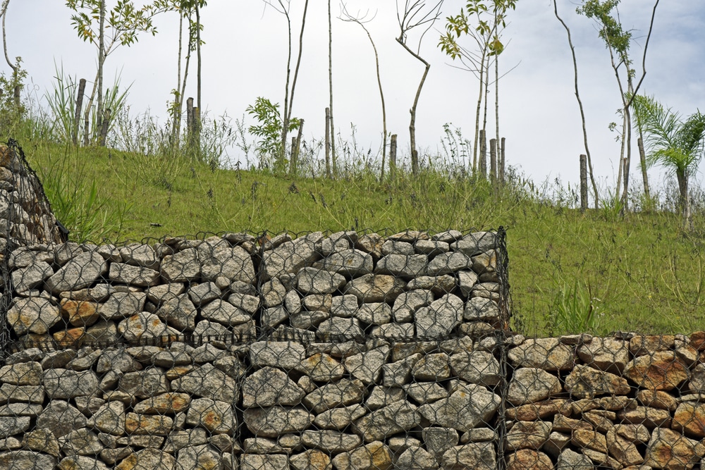 Retenir la terre avec un mur de gabion