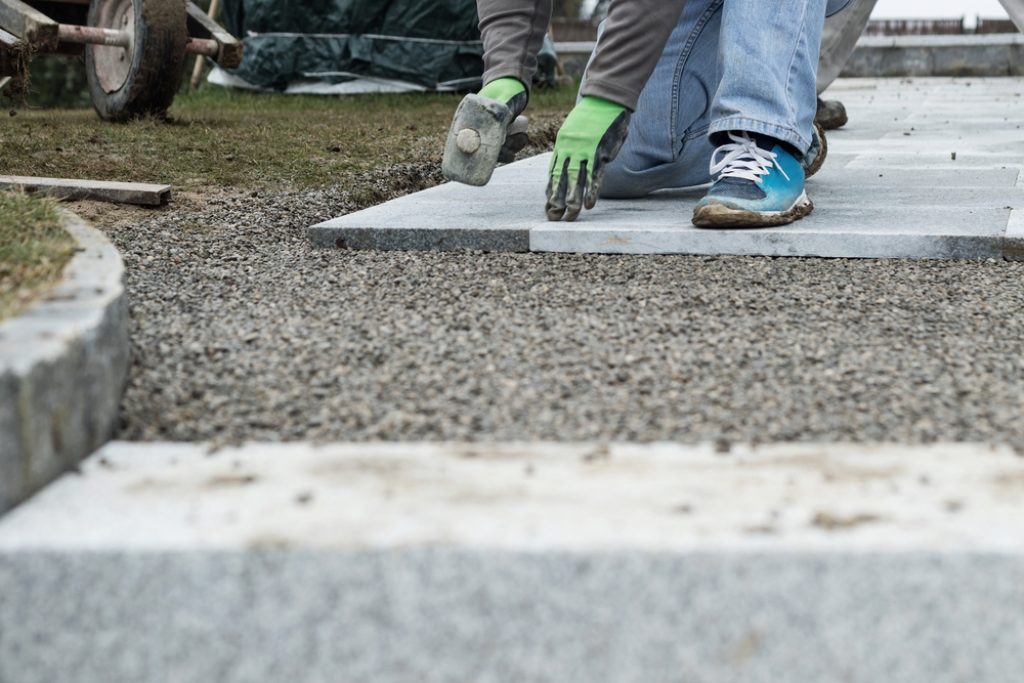Tarif artisan pour la pose de dalle en béton gravillonnée