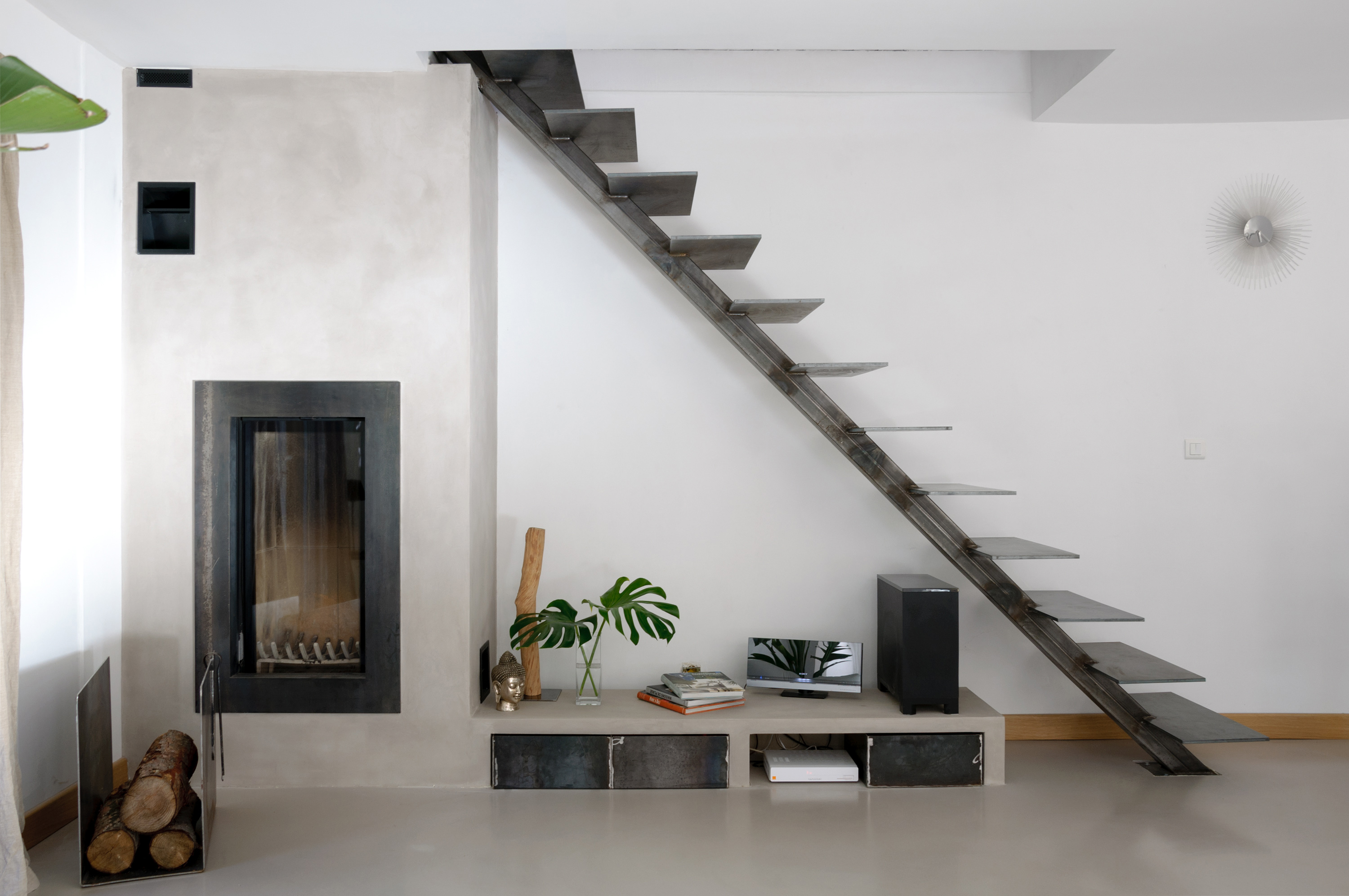 Béton ciré autour d'une cheminée