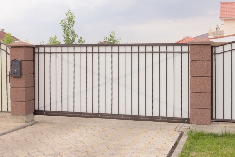 Portail PVC avec armatures métalliques