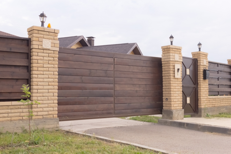 Portail coulissant autoportant en bois exotique