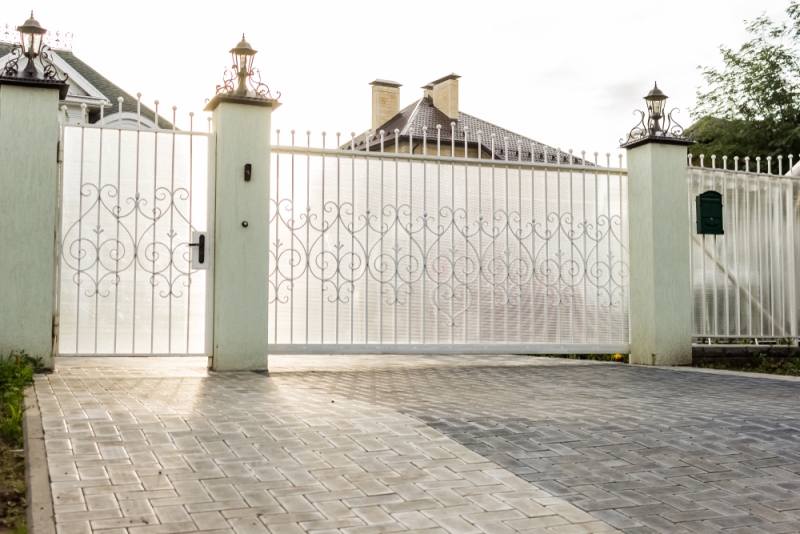 Portail avec armatures en fer