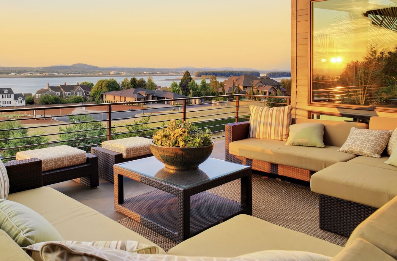 patio_exterieur_constitue_de_banquettes_et_une_table_basse