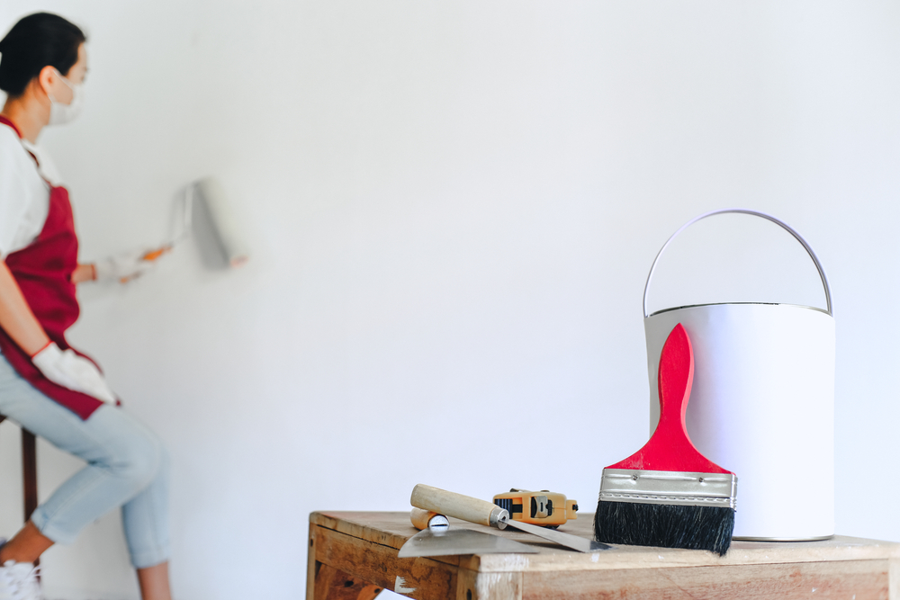 Peintre qui peint un mur