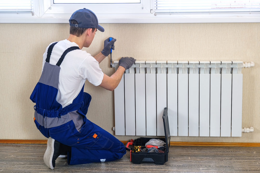 Electricien qui installe un radiateur